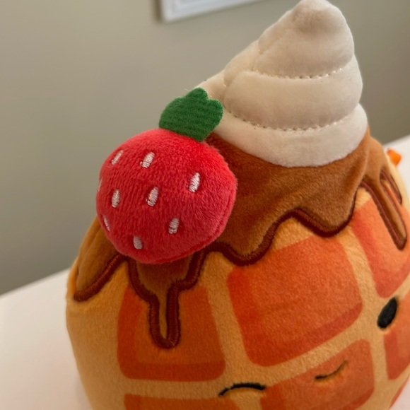 NWT 5” Weaver the Strawberry Topped Waffle 🧇 🍓 Squishmallow - Picture 2 of 5